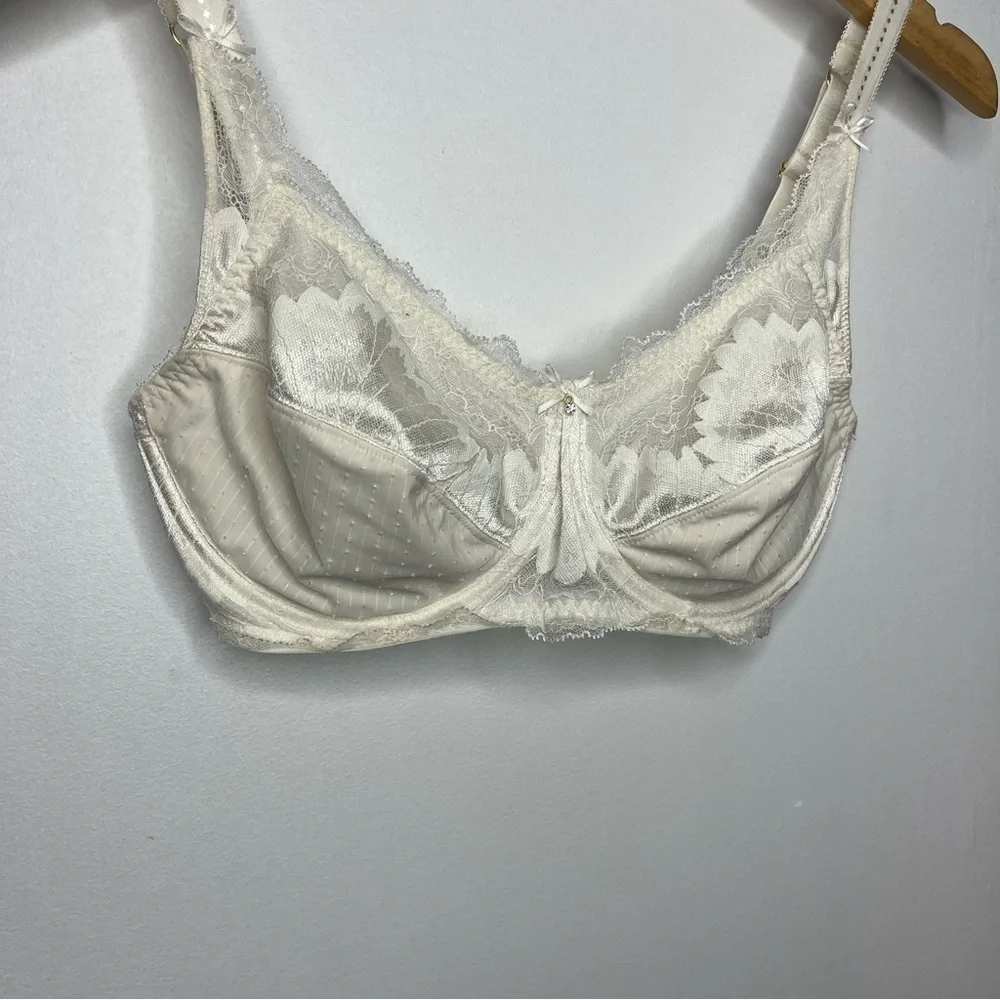 Amoena Aurelie Size 34D Wired Mastectomy Bra Lace & Gold Tone Detailing - Picture 3 of 15